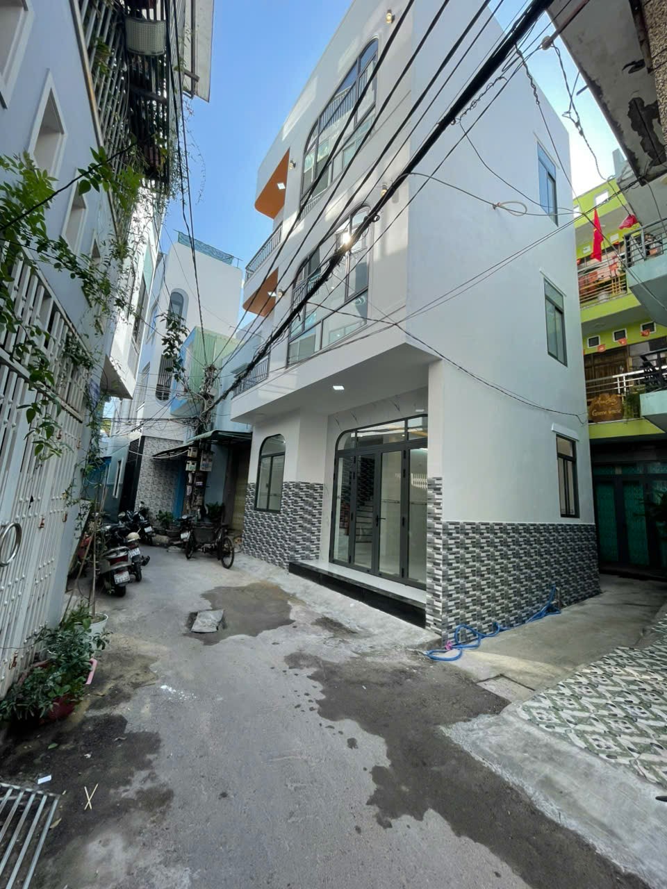 NHÀ HẺM Ô TÔ TRUNG TÂM QUY NHƠN – ĐƯỜNG LÊ HỒNG PHONG