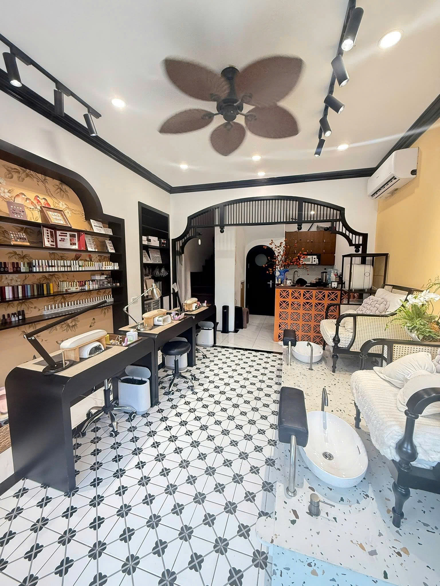 Bán nhà mặt phố Khâm Thiên, 85m2, 5 tầng, mặt tiền 4.2m, 50.8 tỷ, ô tô tránh, kinh doanh đỉnh