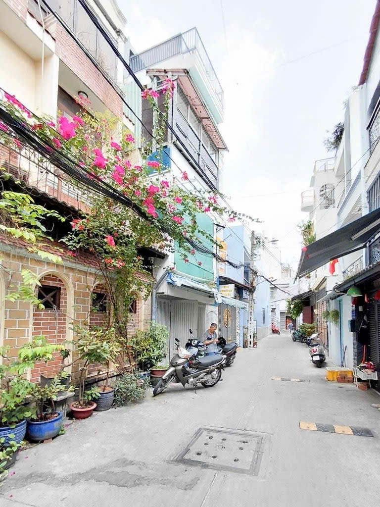 BÁN NHÀ HẺM 8M THÔNG-LẠC LONG- GẦN CHỢ TÂN BÌNH - DT: 4.4*13m-3 TẦNG- CHỈ 6 TỶ 780 TL