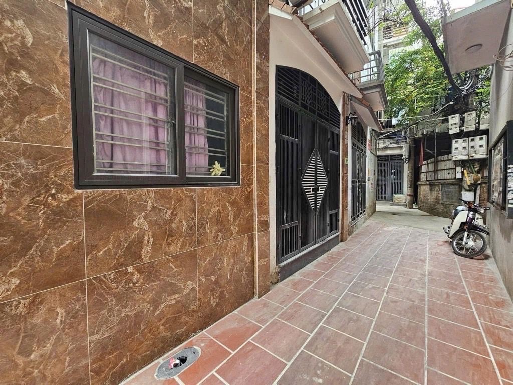 xuân thủy DT 37m x5 tầng 9,1 tỷ ngõ rộng 3m,thông các ngả,full nội thất