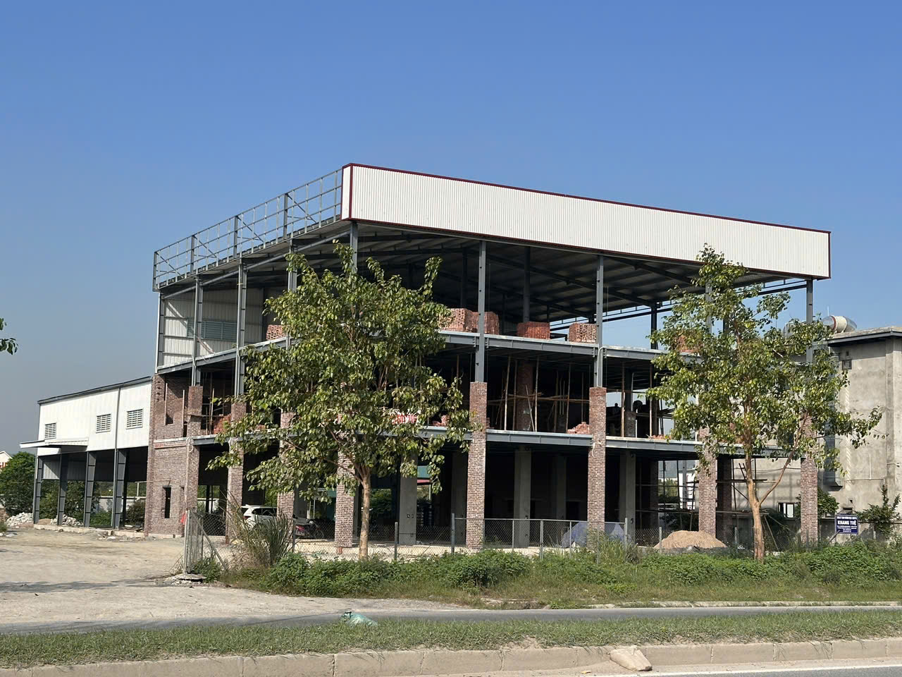 CHO THUÊ/HỢP TÁC] MẶT BẰNG VÀNG 2.800M2 – CỬA NGÕ TP. NINH BÌNH – SẴN SHOWROOM 3 TẦNG