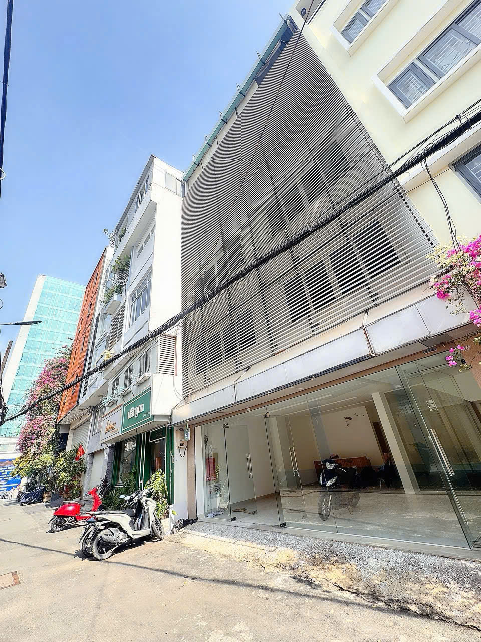 HIẾM NGANG LỚN 8M*8,5M VUÔNG ĐẸP - BÁN NHÀ 5 TẦNG THANG MÁY - MẶT TIỀN HXH 8M Đ.NGUYỄN THỊ MINH KHAI, BẾN NGHÉ, QUẬN 1