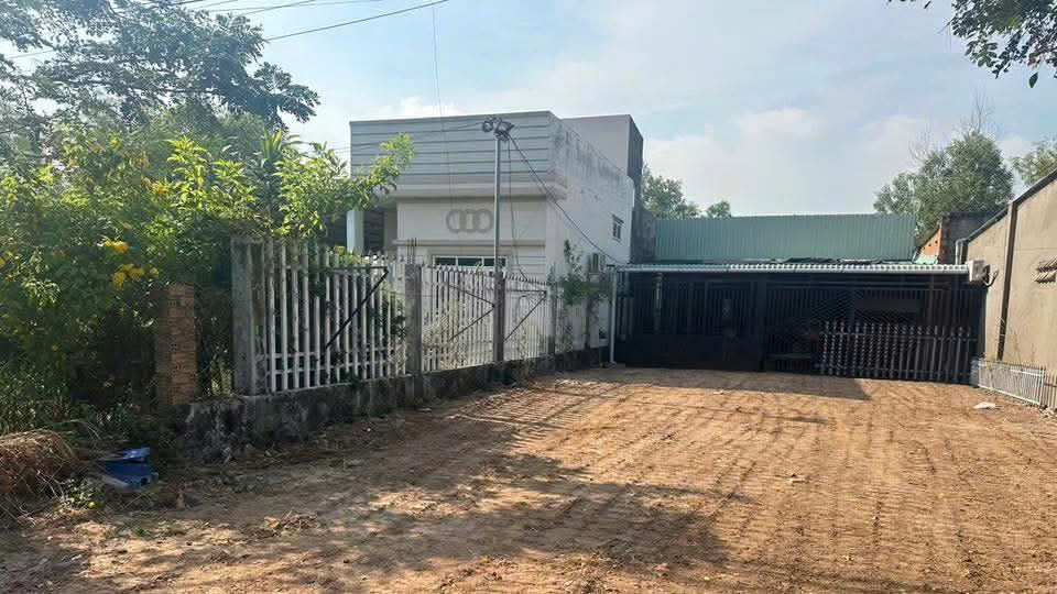 356m trong đó 200m thổ cư. Ngang đầu 8,6m cuối nở hậu 9,5m Giá 6.7t có thương lượng