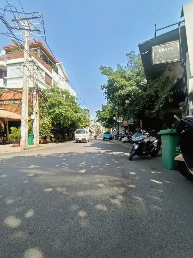 NHÀ ĐẸP ĐÓN TẾT - LÊ VĂN QUỚI - HXH - 5 TẦNG - NỘI THẤTXỊN - DT : 4 * 10m - CHỈ 6 . X TỶ