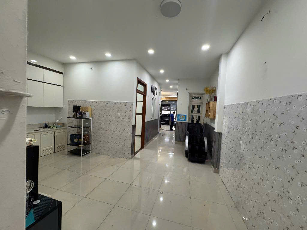 Bán nhà mặt tiền 10m sát chợ HTT Quang Trung ngang 5.4m 103m2 tiện xây mới 10.5 tỷ.