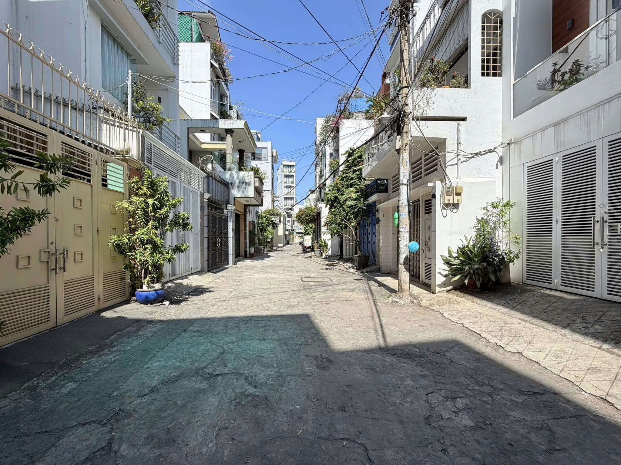 NHÀ HẺM XE TẢI THÍCH QUẢNG ĐỨC - 133m2 4 TẦNG THANG MÁY 7 PN - 1 ĐỜI CHỦ