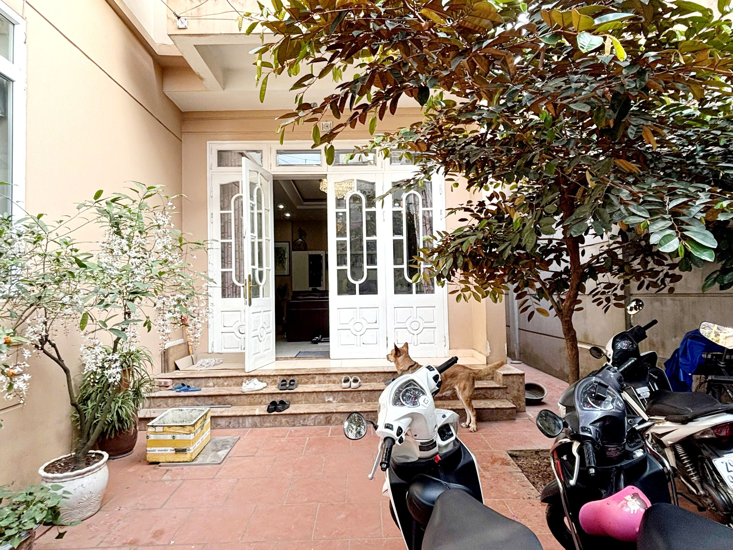 BÁN NHÀ XÂY THIẾT KẾ KIỂU BIỆT THỰ CÓ SÂN VƯỜN-MẶT TIỀN RỘNG 10M GARA Ô TÔ 7 CHỖ ĐỂ TRONG SÂN....ĐẤT ĐẸP NỞ HẬU