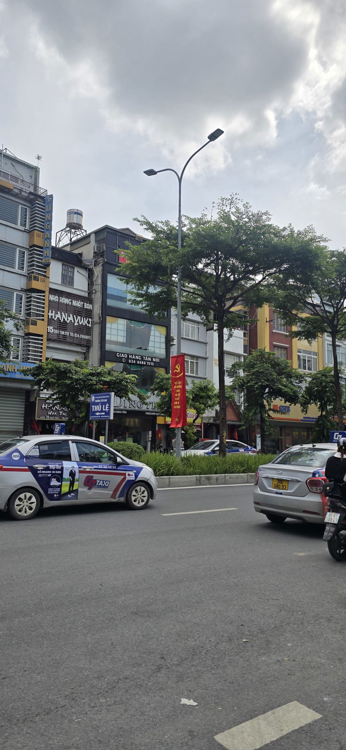 Bán nhà siêu đẹp, thang máy nhập khẩu vip cao cấp, có 102 tại thị trường, nhà 2 mặt ngõ , kinh doanh sầm uất Vị trí: Đào Tấn, Ba Đình. Ngõ thông thoáng,