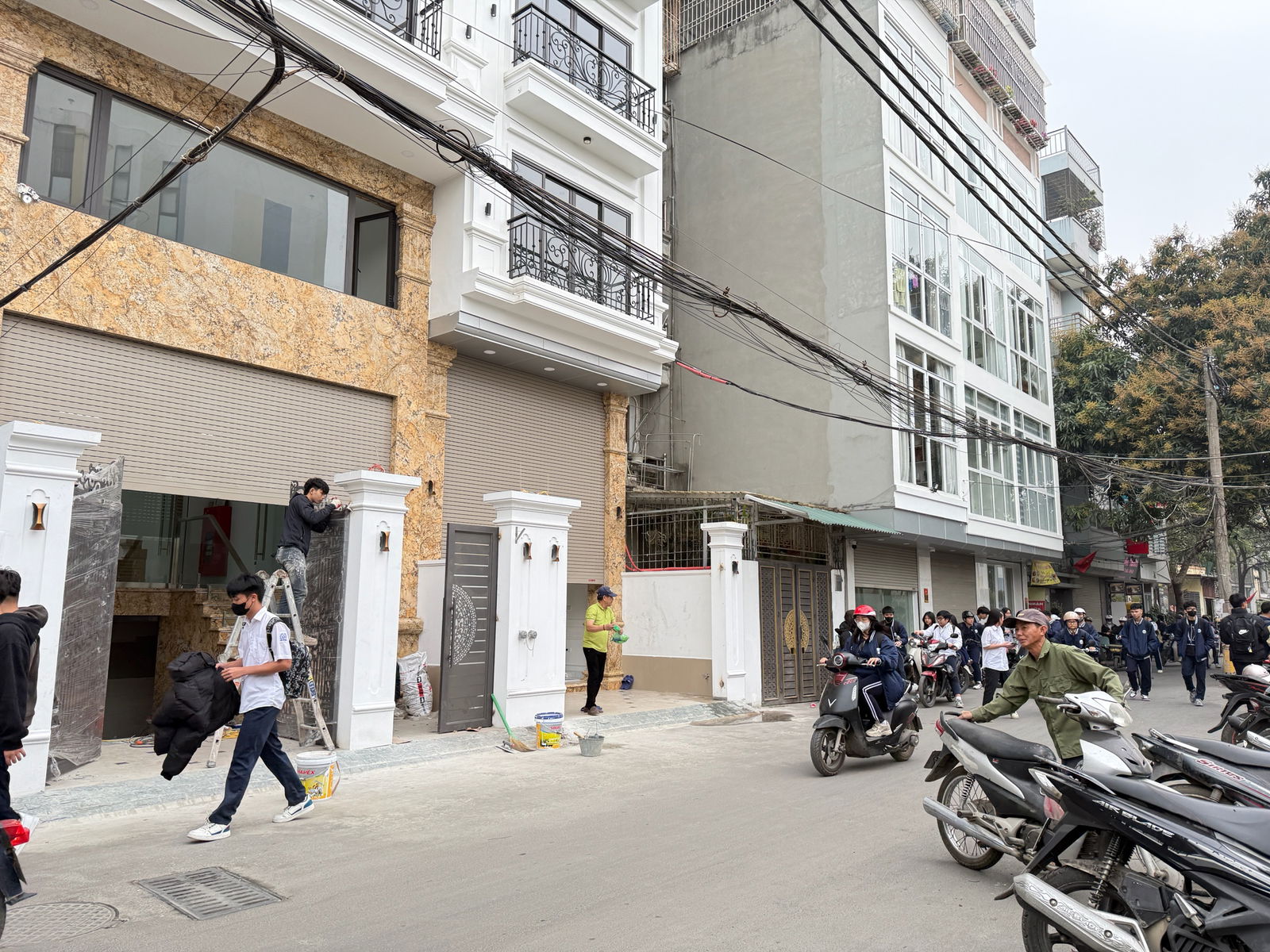 BÁN NHÀ NGÕ TO HƠN MẶT PHỐ- VIEW HỒ- 3 Ô TÔ TRÁNH - KINH DOANH SẦM UẤT - CHO THUÊ VĂN PHÒNG HOẶC DẠY HỌC TUYỆT VỜI