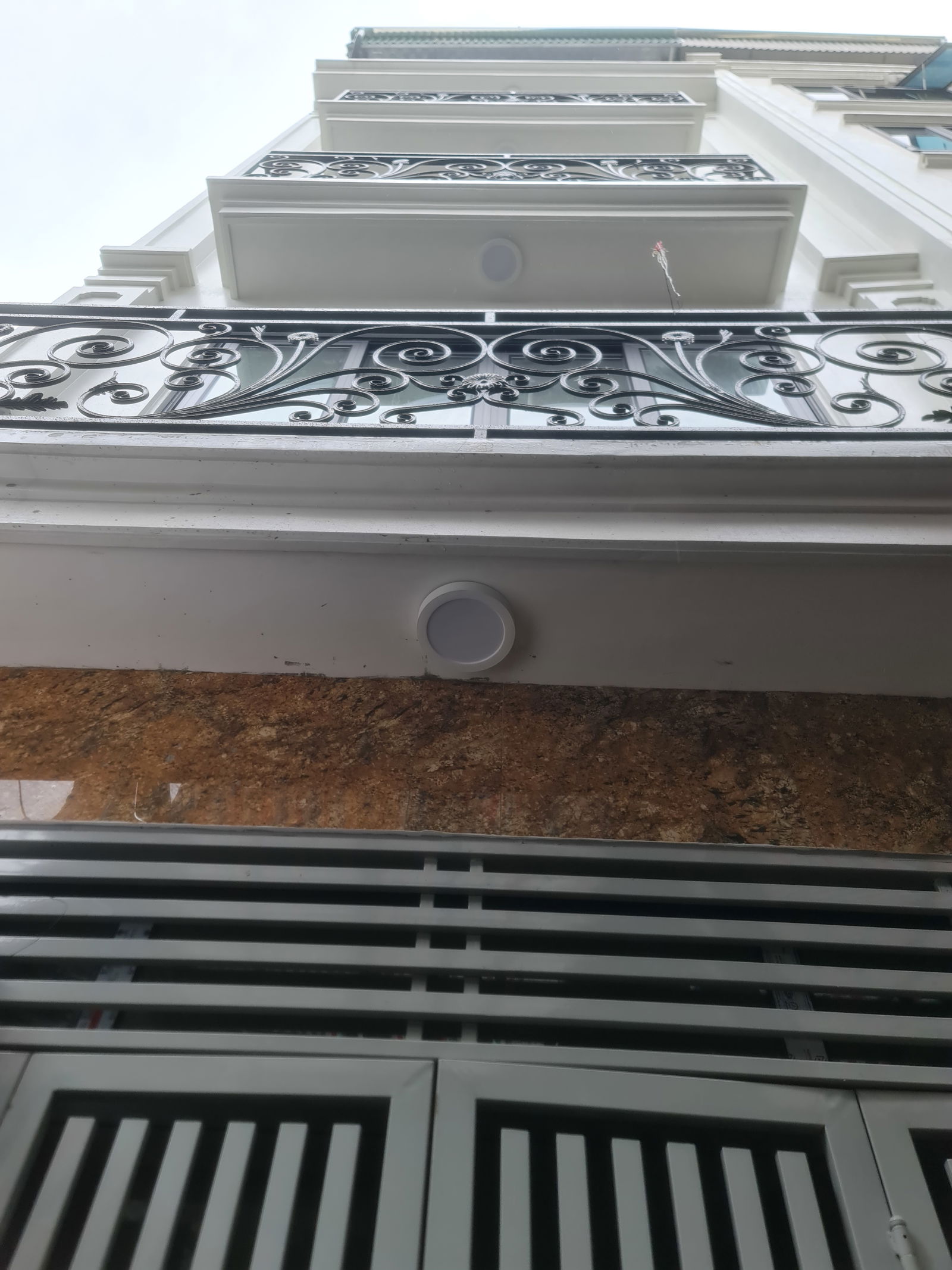 BÁN TÒA NHÀ 5 TẦNG NGAY NGÃ TƯ BẠCH MAI - TRƯƠNG ĐỊNH VỚI MINH KHAI MỚI KÍNH KOONG CÓ THANG MÁY - TẦNG 1 ĐỂ XE, KHÁCH, BẾP, ĂN VÀ 7 PHÒNG KHÉP KÍN.