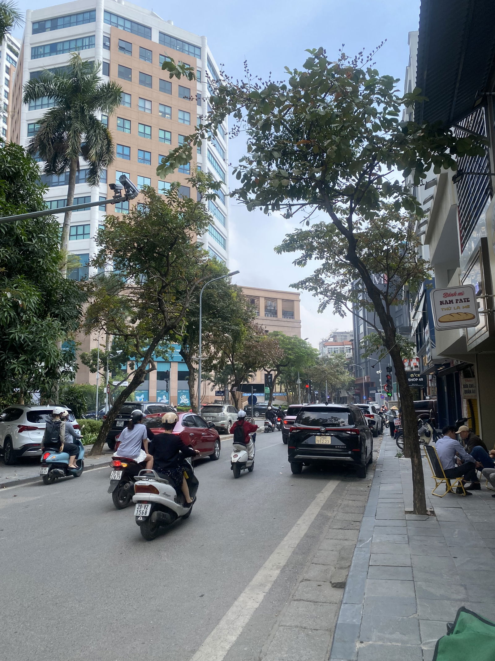 BÁN NHÀ TT HOÀN KIẾM - BA BƯỚC RA PHỐ - CỰC HIẾM NHÀ BÁN - NHÀ ĐẸP - MẶT TIỀN RỘNG - KINH DOANH HOMESTAY , THANG MÁY CHẠY VÈO VÈO , 3 THOÁNG.