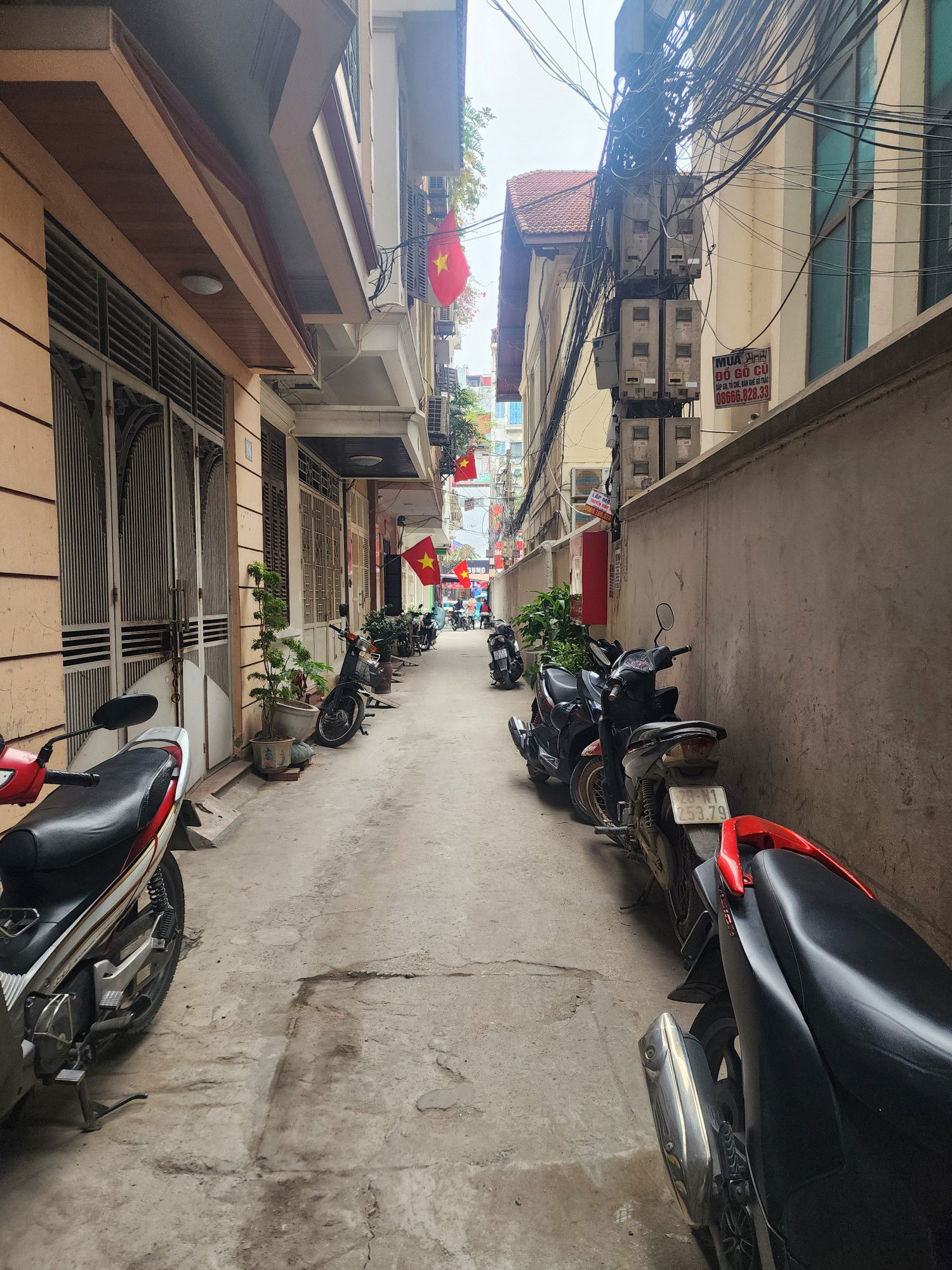 BÁN NHÀ VỊ TRÍ ĐẸP - TRUNG TÂM- NGÕ OTO NHỎ - THANG MÁY -BAY NHANH