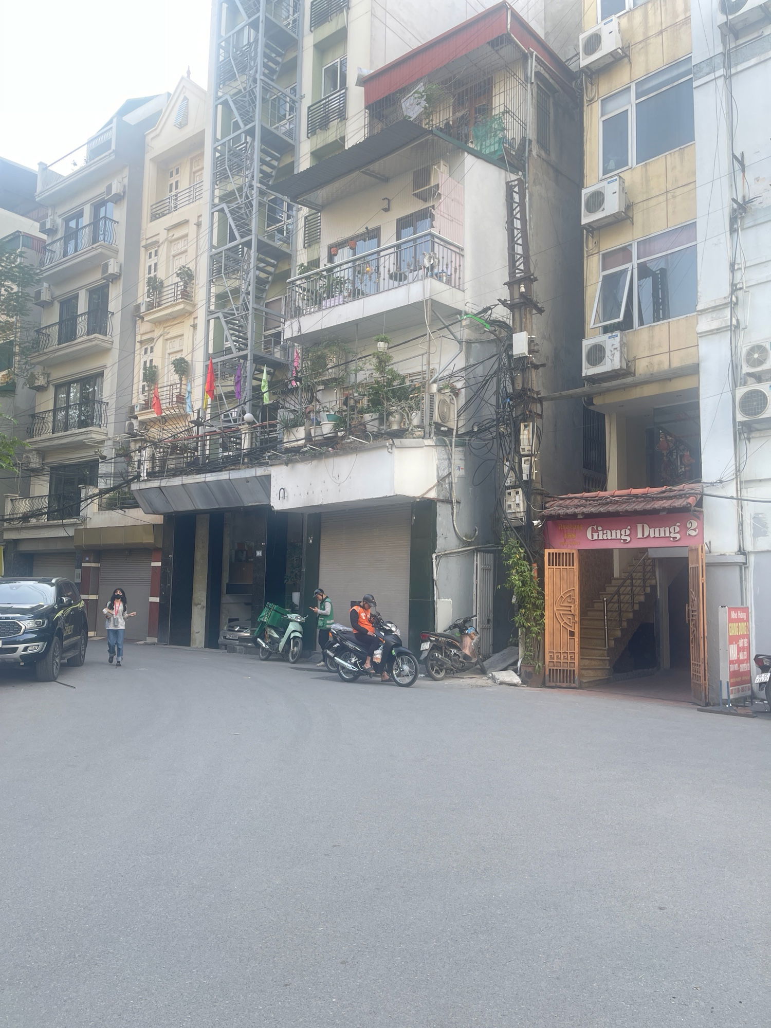 Mặt Phố Kinh Doanh-Trung tâm Đống Đa-Lô Góc 2 mặt thoáng -Trước nhà 2 ô tô tránh-Vị trí trước nhà cực đẹp, phố thông kinh doanh sầm uất.