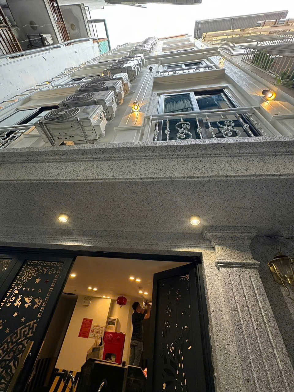 BÁN TOÀ CĂN HỘ DỊCH VỤ LẠC LONG QUÂN 8 TẦNG XÂY MỚI THANG MÁY - 22 PHÒNG KHÉP KÍN FULL ĐỒ - Ô TÔ 30M - TRƯỚC NHÀ SH QUAY ĐẦU - HIẾM!