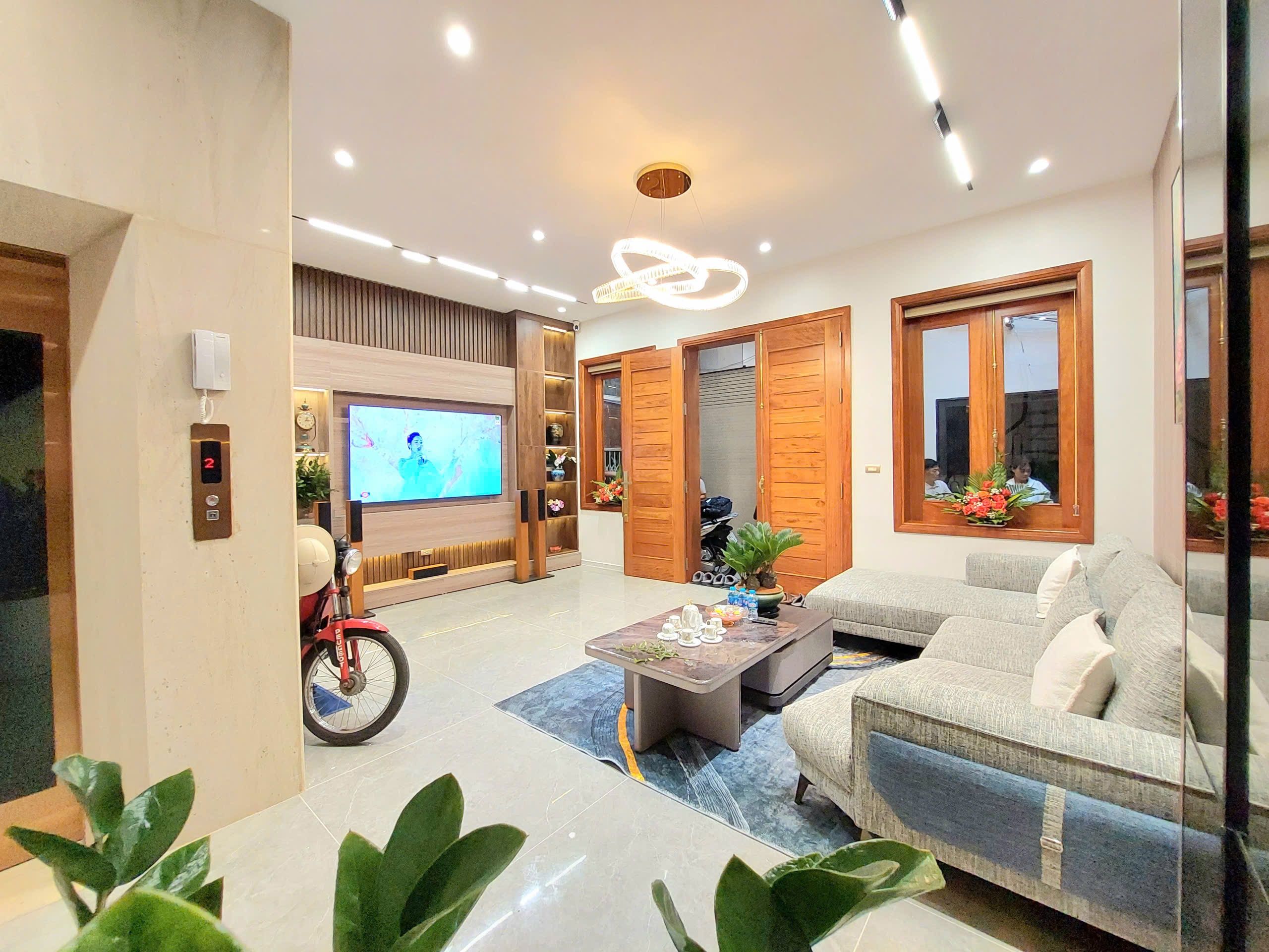 BÁN NHÀ HÀNG HIẾM - NGÕ NÔNG - NHÀ 6 TẦNG THANG MÁY ÊM RU - NHÀ Ở LUÔN- - TRUNG TÂM QUẬN HAI BÀ- TIỆN ÍCH NGẬP TRÀN