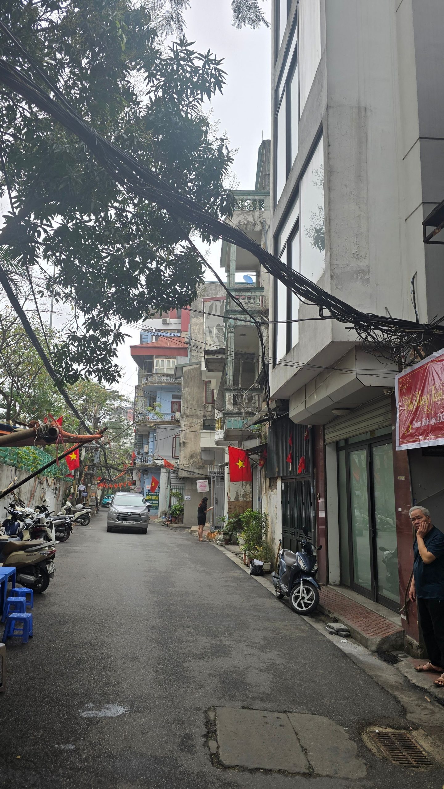 BÁN NHÀ MẶT NGÕ OTO TRÁNH - KINH DOANH - LÔ GÓC - CÓ SẴN Ô CHỜ THANG MÁY - VIEW SÂN CHƠI ROYAL CITY.