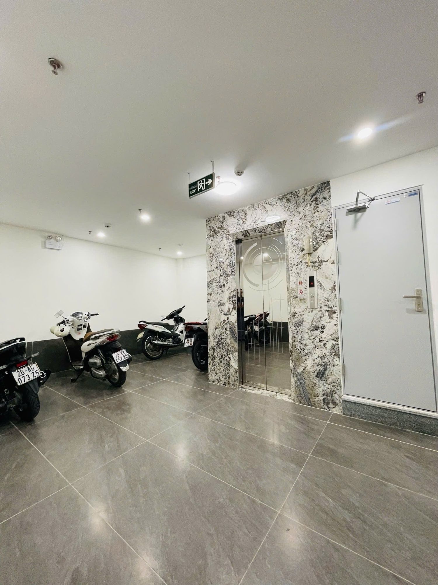 BÁN CĂN HỘ DỊCH VỤ VỊ TRÍ ĐEP -CÁCH MẶT PHỐ YÊN HOÀ 100M - KHU VỰC TIỀM NĂNG TĂNG GIÁ MẠNH - DÂN CƯ ĐÔNG ĐÚC RẤT DỄ CHO THUÊ- THANG MÁY SỊN- THUẬN TIỆN