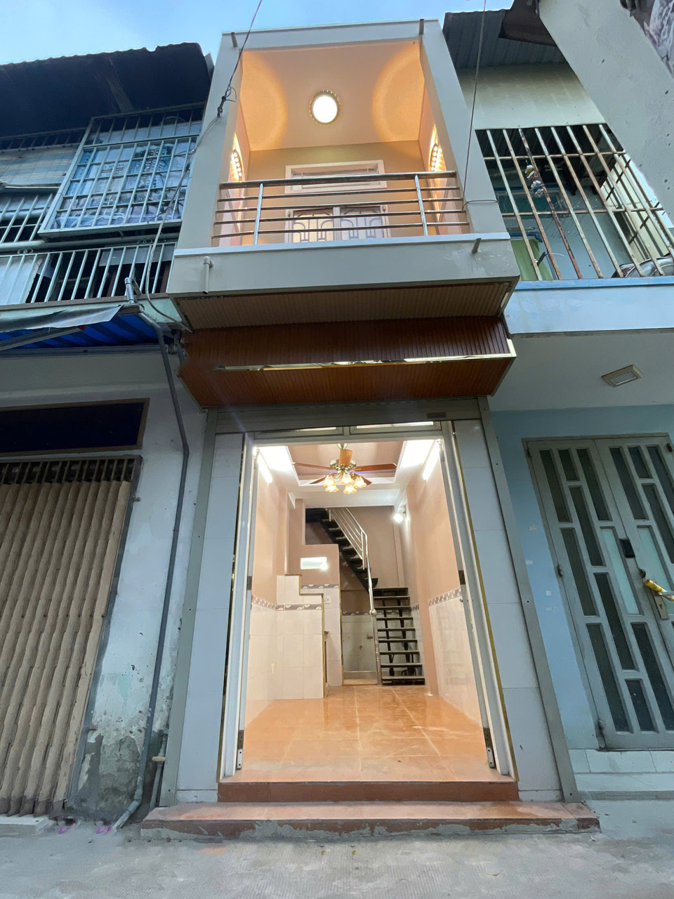 O2116 nhà Âu Cơ Tân Bình, SHR, Vuông, HXH, 3 tầng, 2.x tỷ x nhỏ