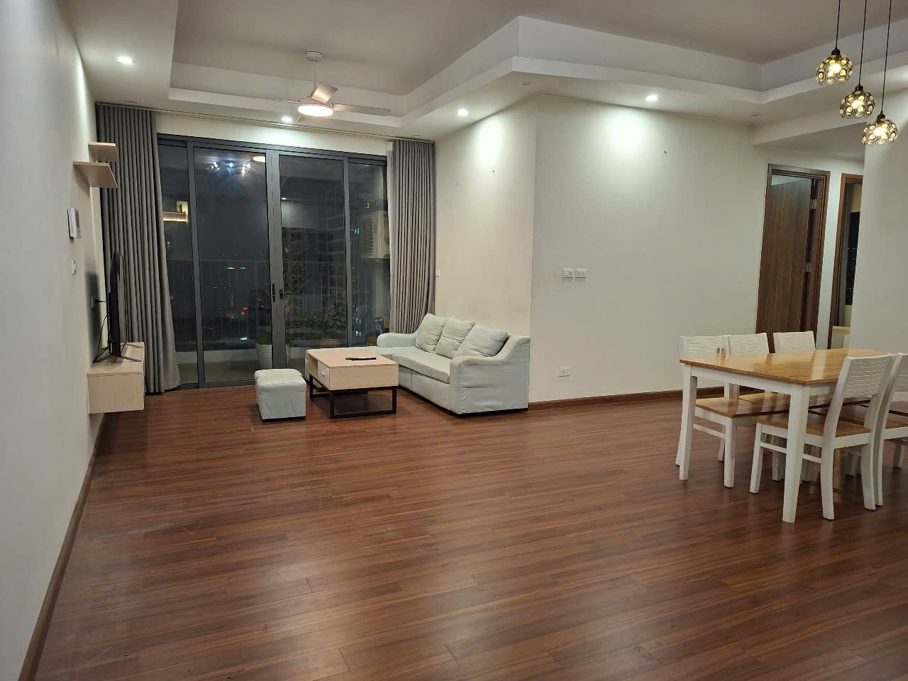 Chính chủ cho thuê căn góc chung cư cao cấp Stellar, 35 Lê Văn Thiêm, HN.