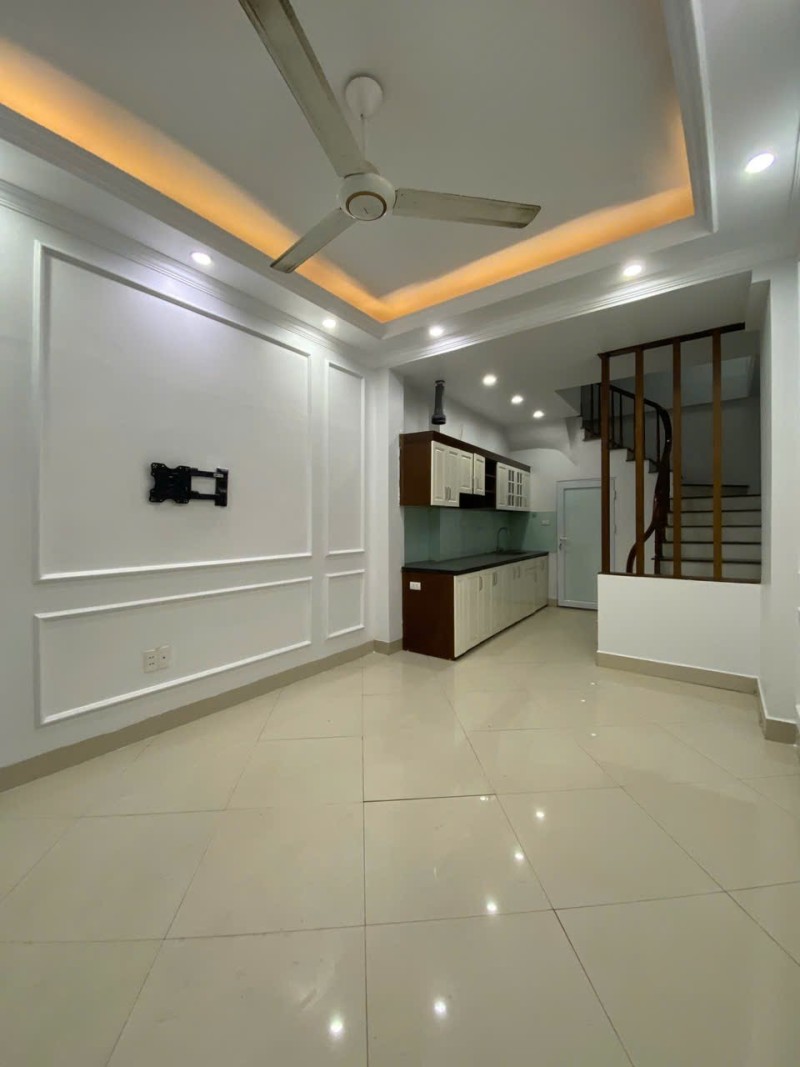 BÁN NHÀ DÂN XÂY BÁT KHỐI – LONG BIÊN - 34m² 5 tầng Ở ngay Giá tốt - 6.5 tỷ