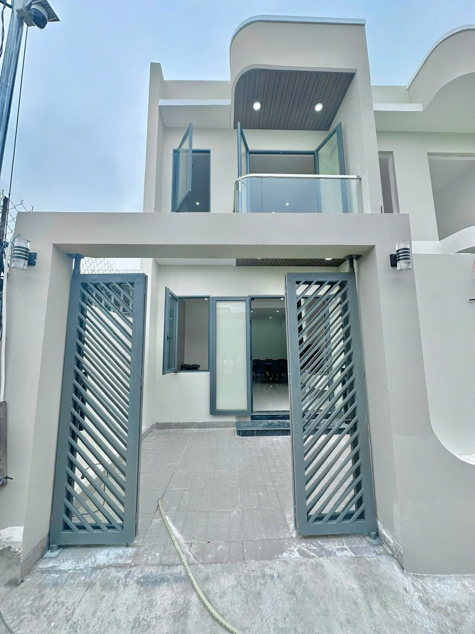 Nhà ở đúng nghĩa: diện tích 100m², xe hơi vào nhà, đường trước rộng rãi