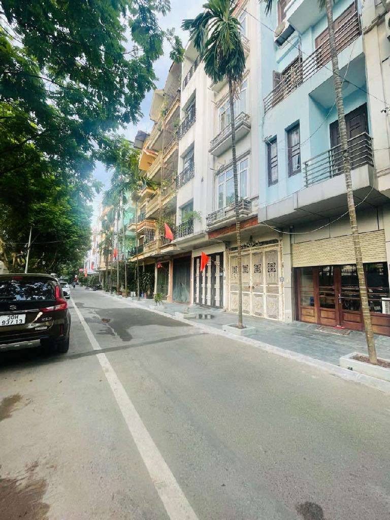 “Building VIP”, bán nhà mặt phố Phạm Tuấn Tài, kinh doanh, 200m mặt tiền 12m, vị trí siêu đẹp