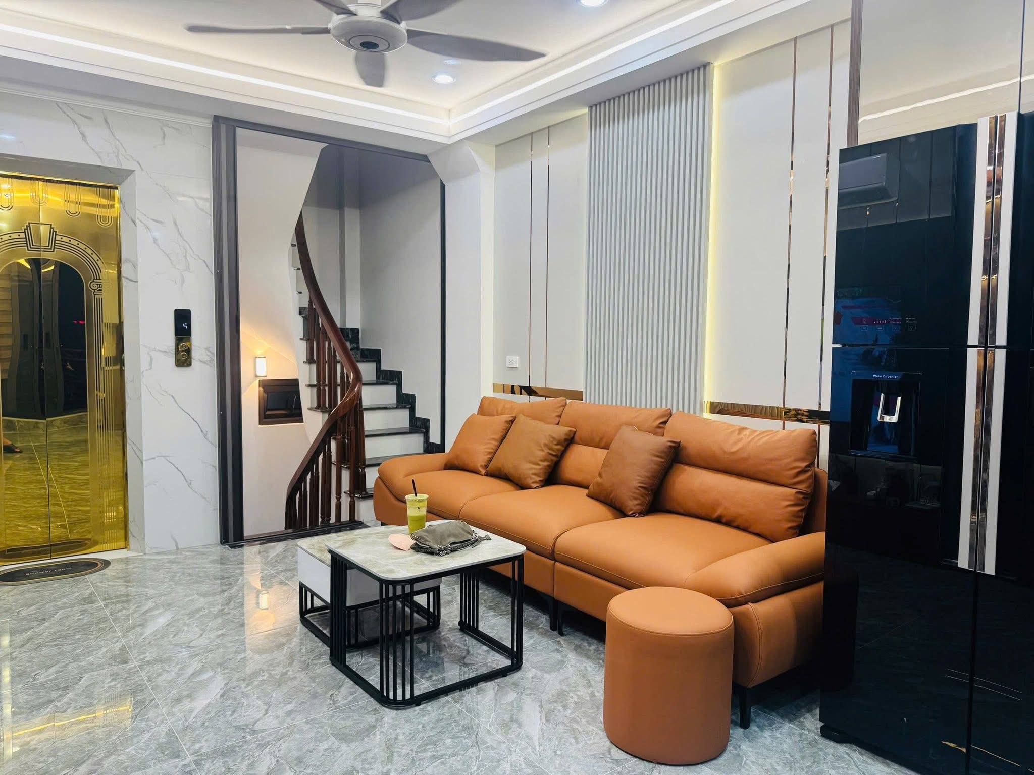 Bán gấp nhà đẹp Bán đảo Linh Đàm-View hồ, ngõ ô tô con-31m*6 tầng-Thang máy- Full nội thất