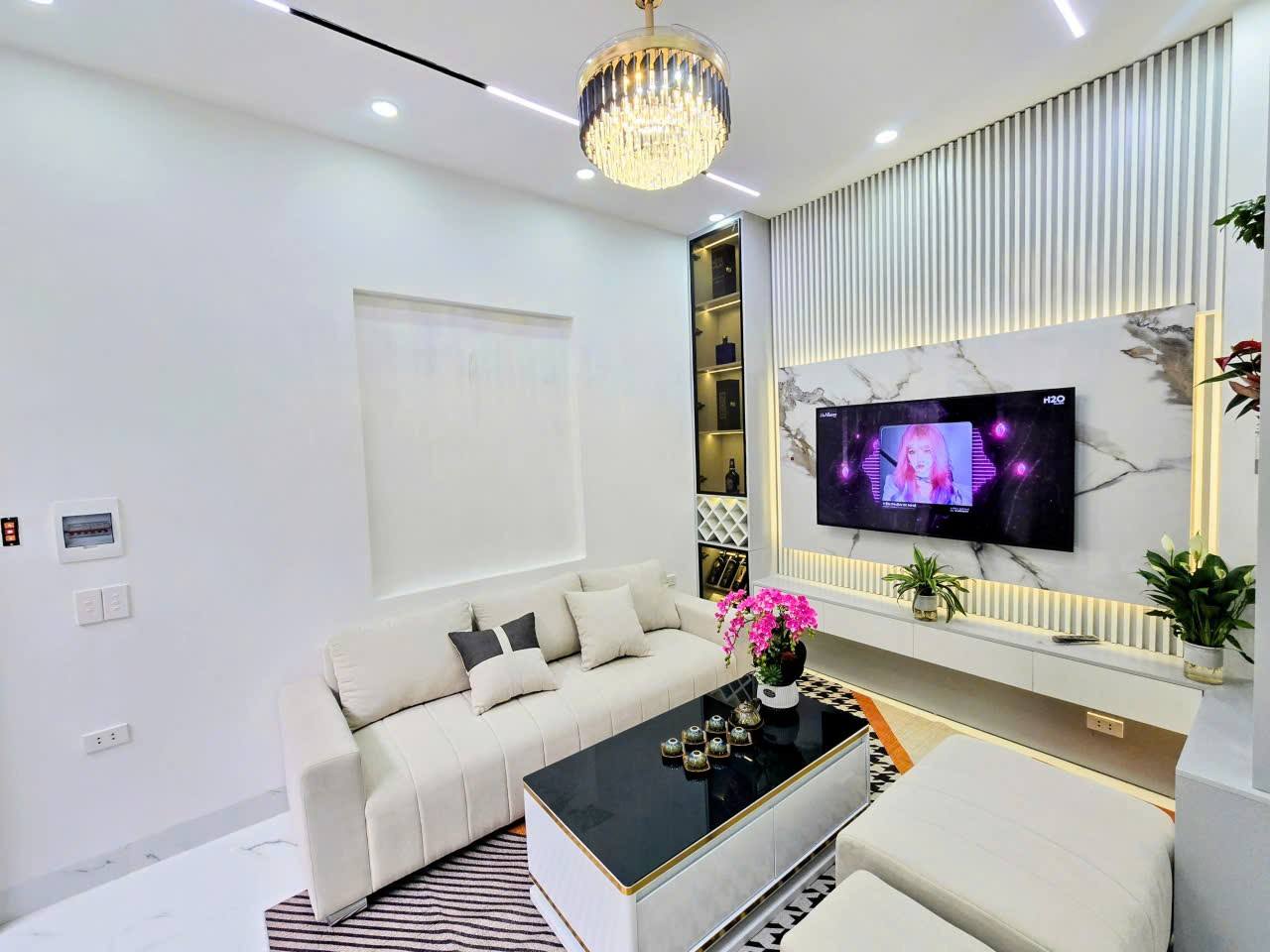 Nhà đẹp ở ngay đón Tết tại Định Công – 25/28m*4,5tầng- Ngõ thông 4m- Giá hơn 6 tỷ