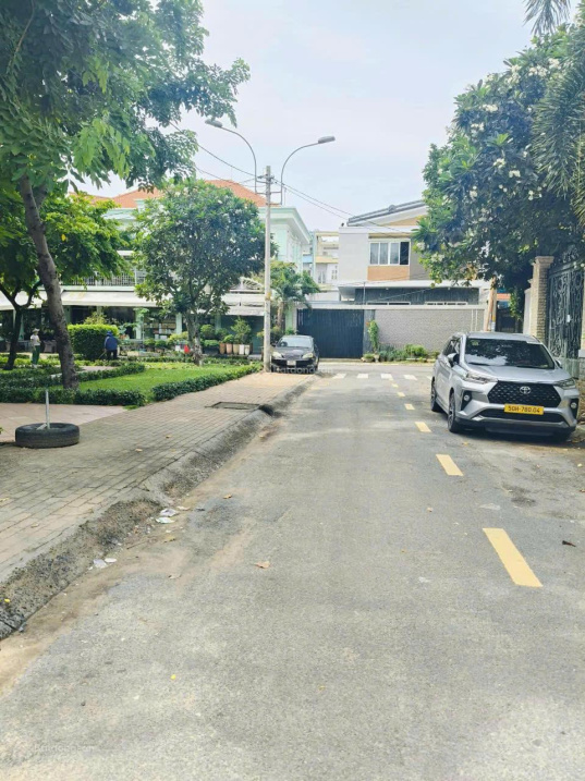 Bán nhà 4 tầng mặt tiền Bông Sao, đối diện công viên, ngang 4m5, tặng full nội thất 2 tỷ, Q8 - 0931172218