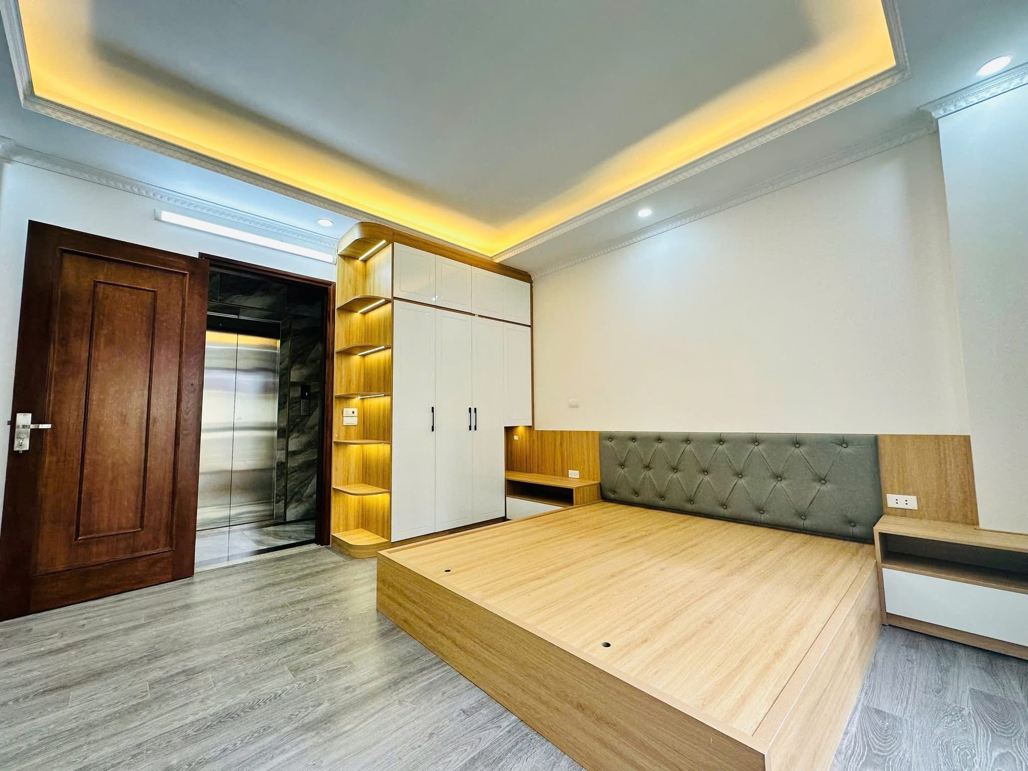 Nhà mới- Dt 48m- 6 tầng- Thang máy- 2 Thoáng- Sát hồ- Ở sướng- Phố Trần Duy Hưng.