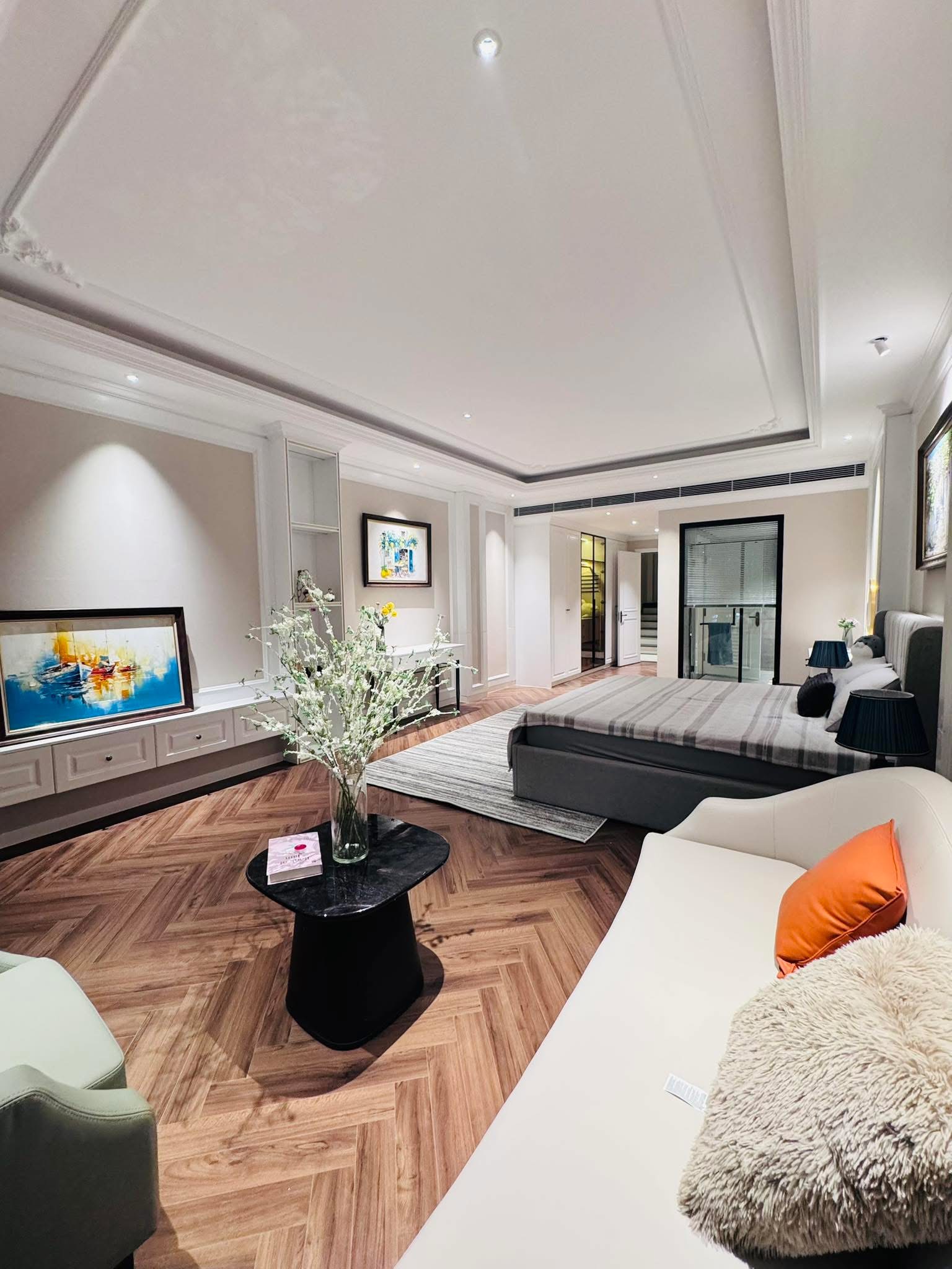 Nhà mới- Ở sướng- Phân lô- Phố Trần Kim Xuyến- Dt 72m- Ngõ thông- Gara ô tô- Thang máy.