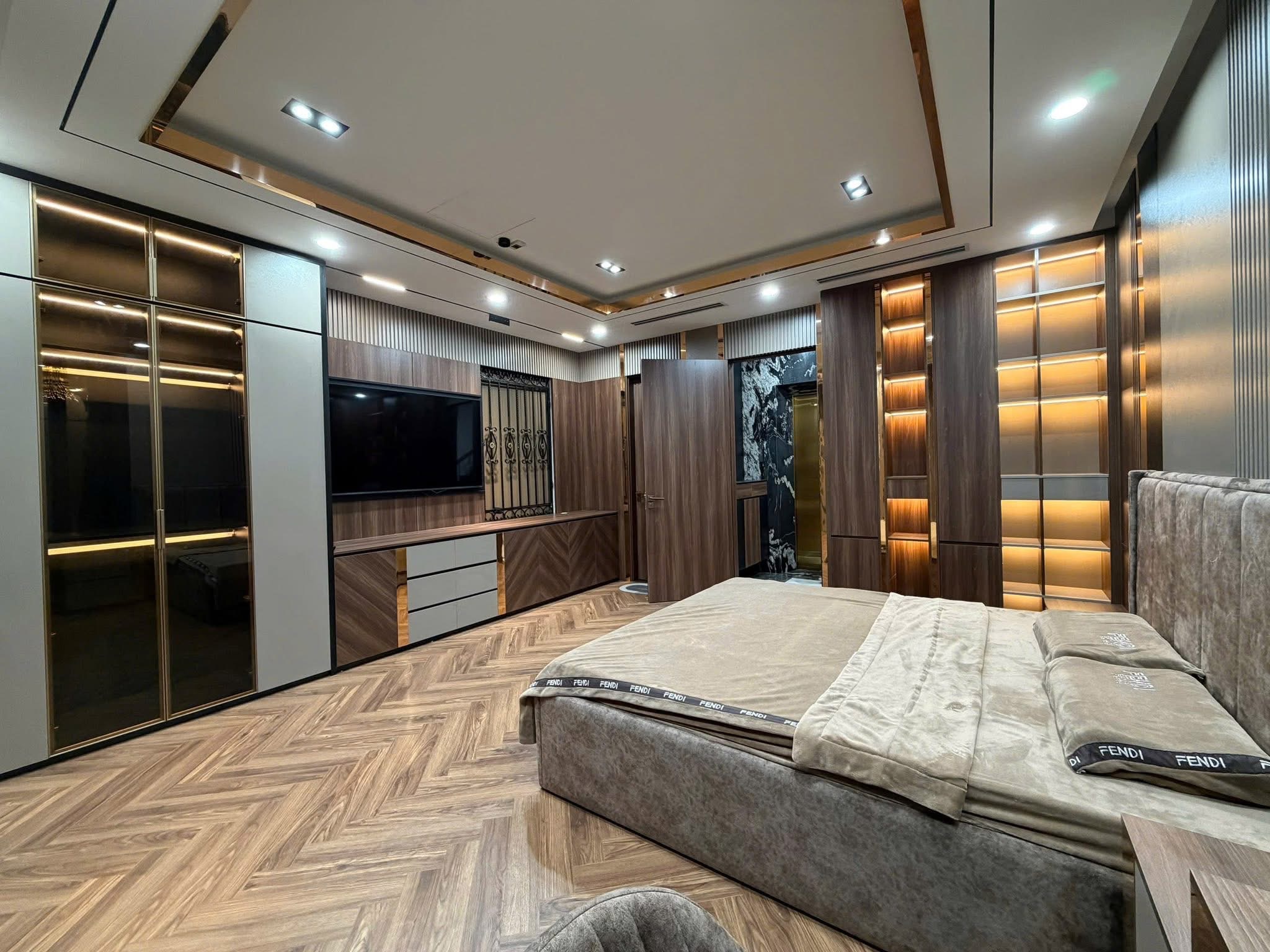 Nhà phân lô Phố Trần Duy Hưng- Ngõ thông-Ô tô tránh- 7 tầng-Thang máy-Vừa ở vừa kinh doanh.