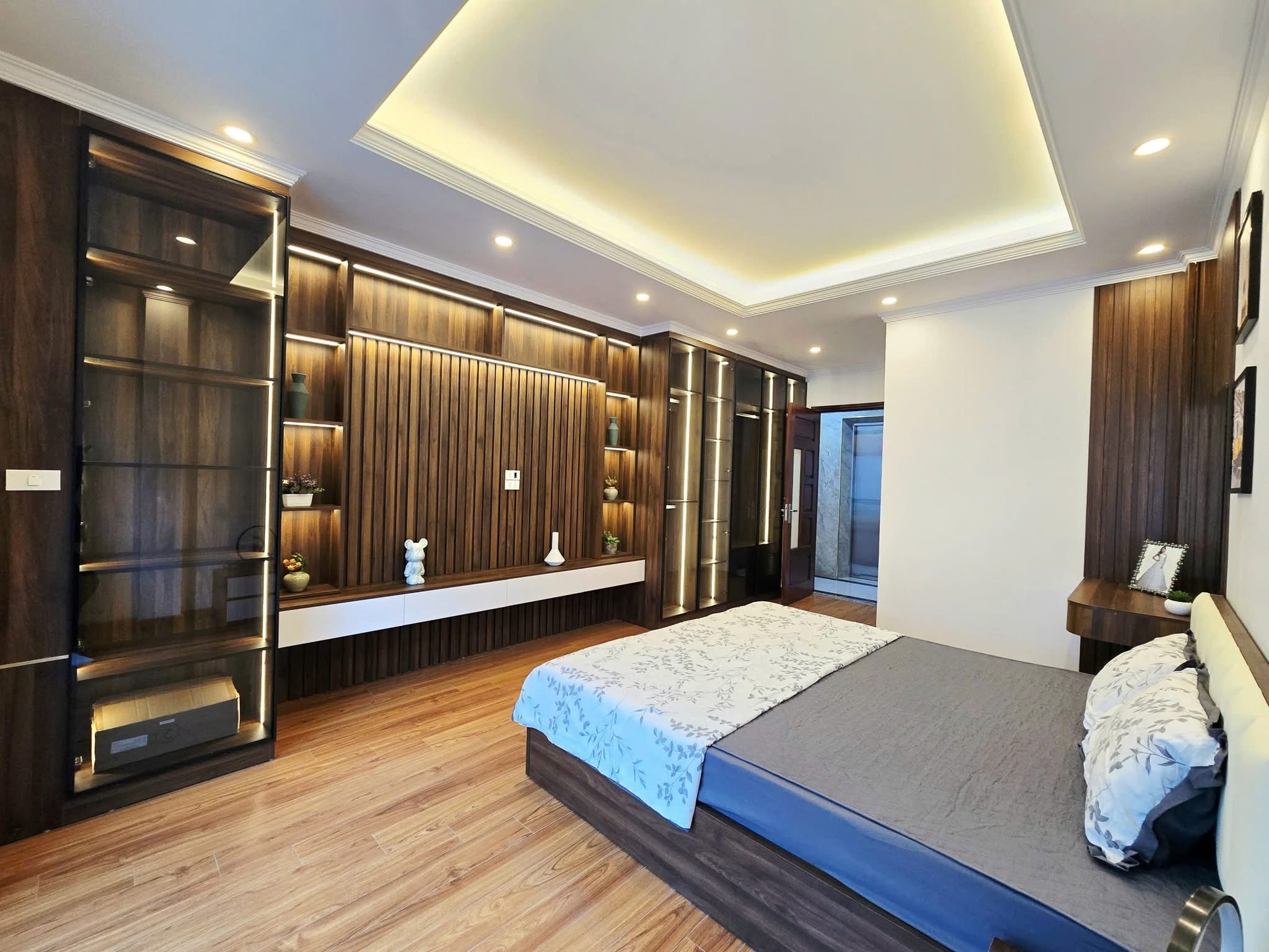 Nhà mới- 6 tầng- Thang máy- Phố Đỗ Quang- Ngõ thông- Ô tô đỗ cửa- Ở sướng chỉ 16 tỷ.