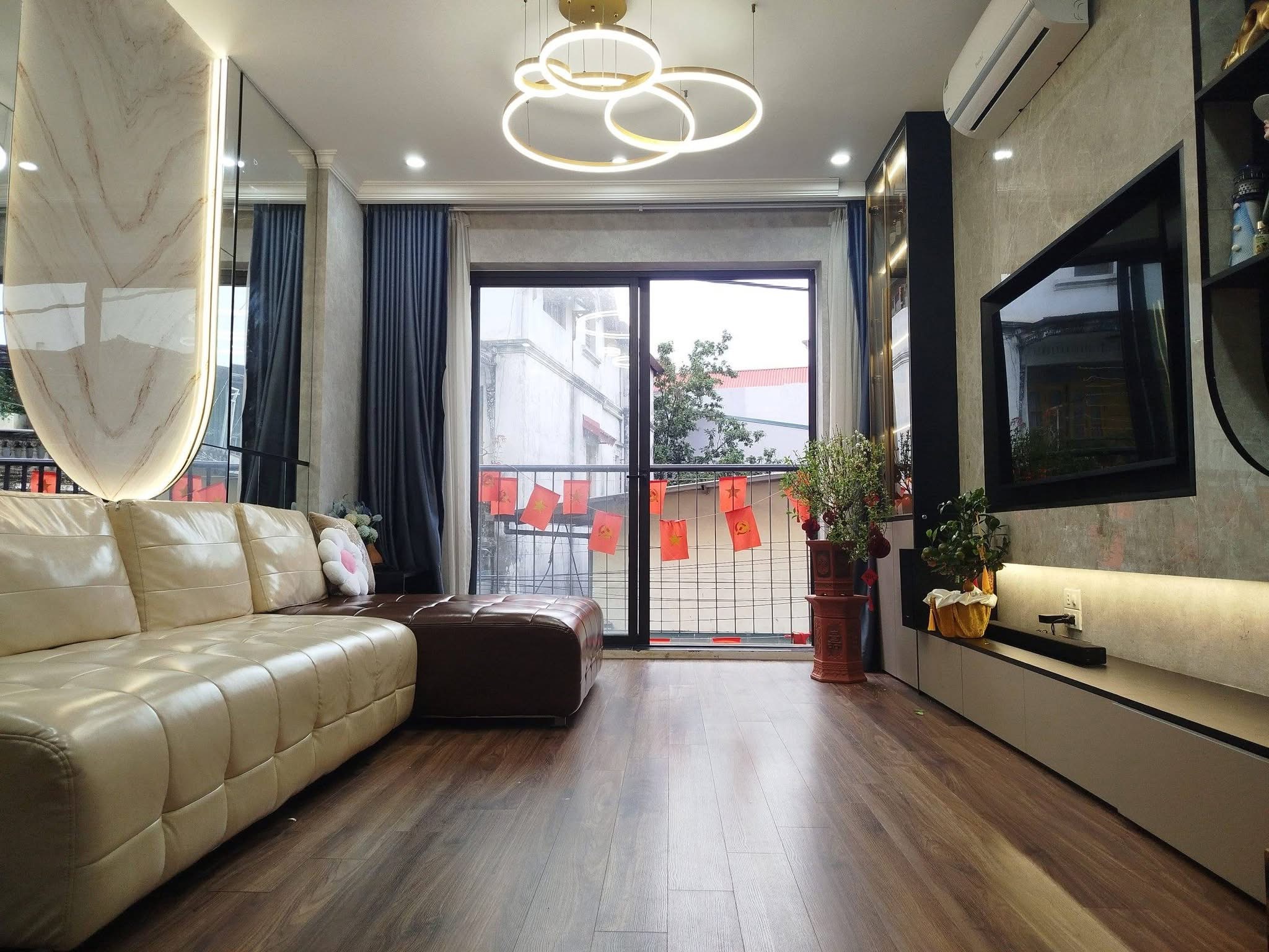 Nhà đẹp- Phân lô- Ở sướng- Dt 40m- 6 tầng- 2 thoáng- Vỉa hè- Ô tô tránh- Phố Mạc Thái Tổ.