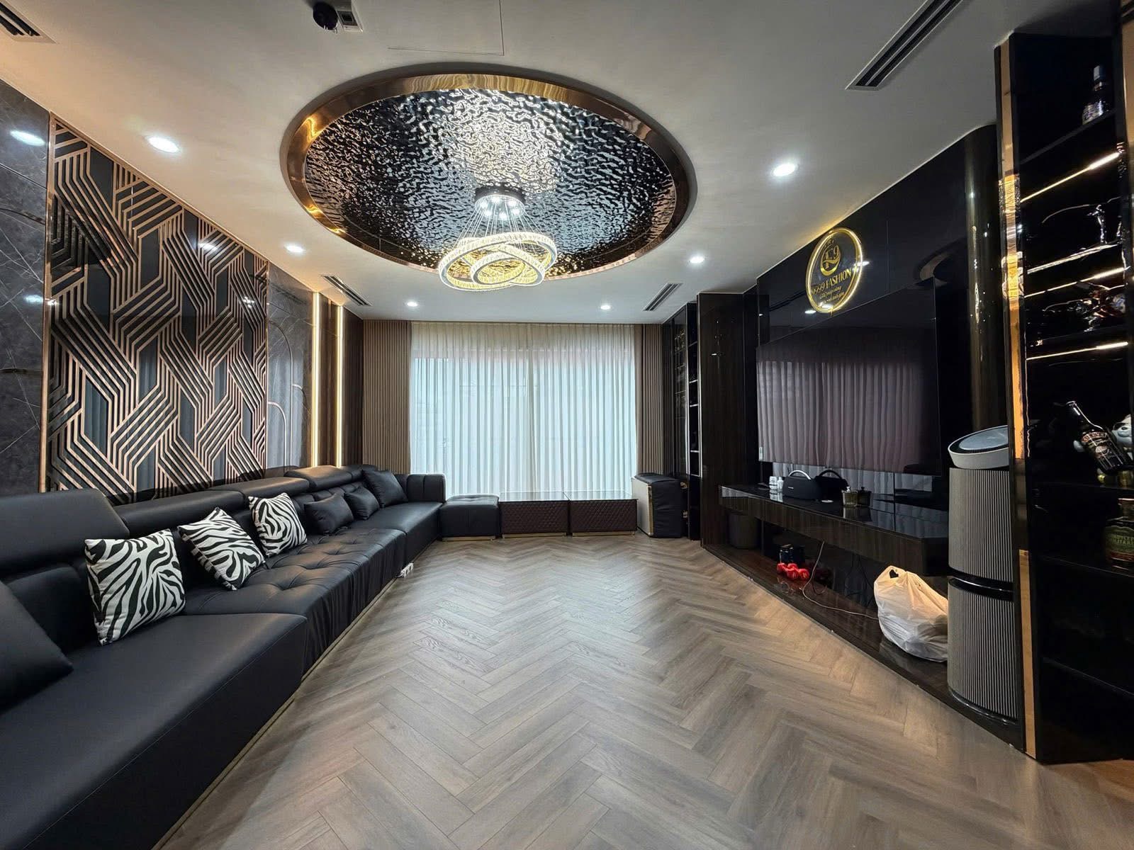 Nhà vị trí đẹp- Ngõ thông- Vỉa hè- Ô tô tránh- Vừa ở vừa kinh doanh- Phố Trần Kim Xuyến.