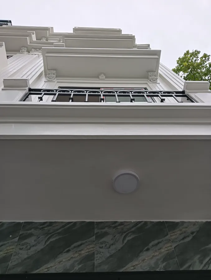 Nhỉnh 6 tỷ- 5 tầng Nhà Trung tâm Quận Hoàng Mai mới đẹp-Mặt tiền rộng- Chỉ việc về ở- Gần bãi gửi xe oto
