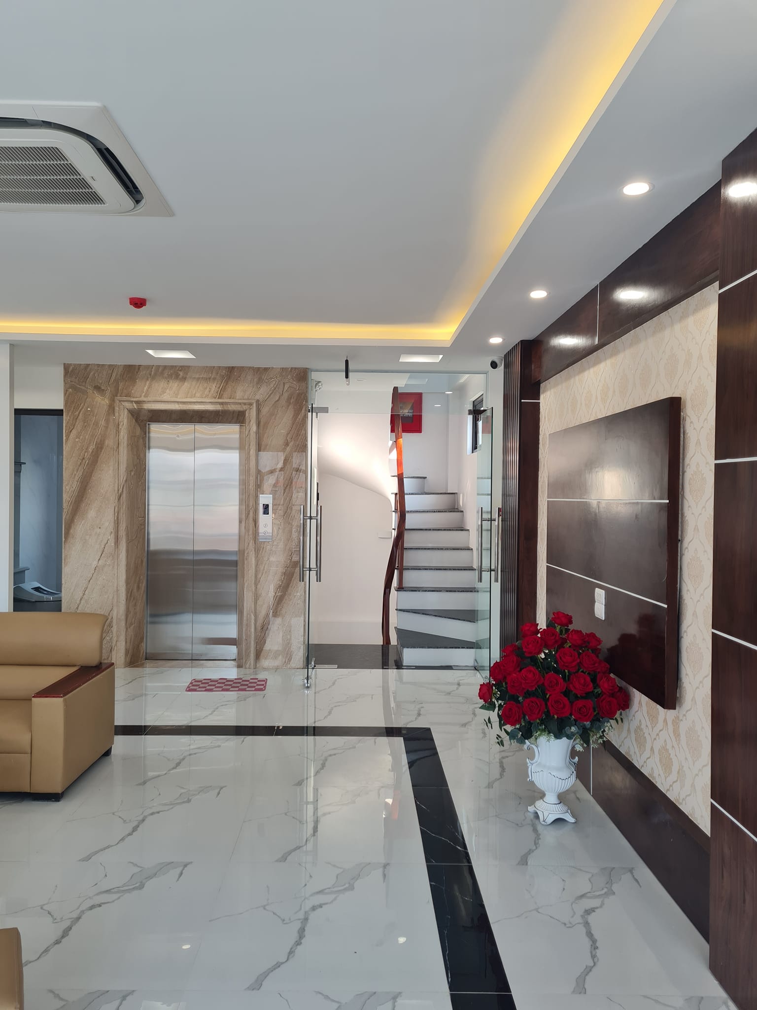 Bán nhà, căn hộ dịch vụ, mặt đường Vũ Miện, Hồ Tây, 3 thoáng, 128m, 10 tầng đẹp, hiện đại, dòng tiền 1.8 tỷ/năm