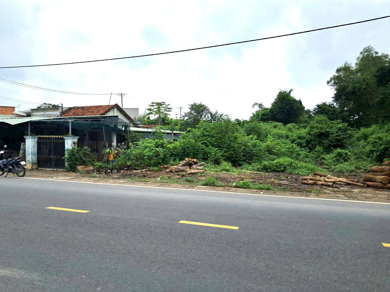 Bán đất mt đường Nguyễn Thị Nê , Phú Hòa Đông tdt 851m2 ( 300m2 thổ cư ) giá giảm còn 6,5 tỷ