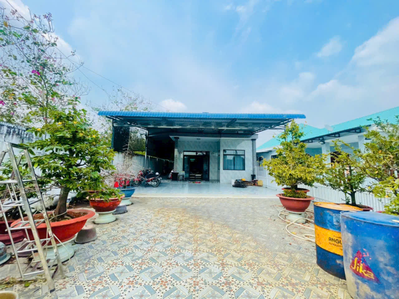 Bán nhà hẻm đường nhựa tỉnh lộ 8 , xã Hòa Phú tdt 650m2 ( 300m2 thổ ) 3pn, 2wc giá 7,9 tỷ