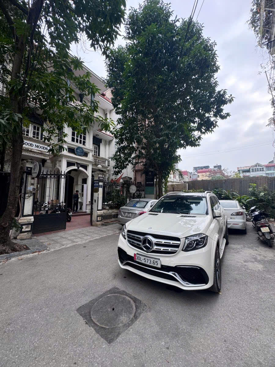 Bán nhà phố Thông Phong Quốc Tủ Giám Đống Đa ô tô thang máy 24 tỷ. DT gân 80m2 nhà 3 mặt thoáng