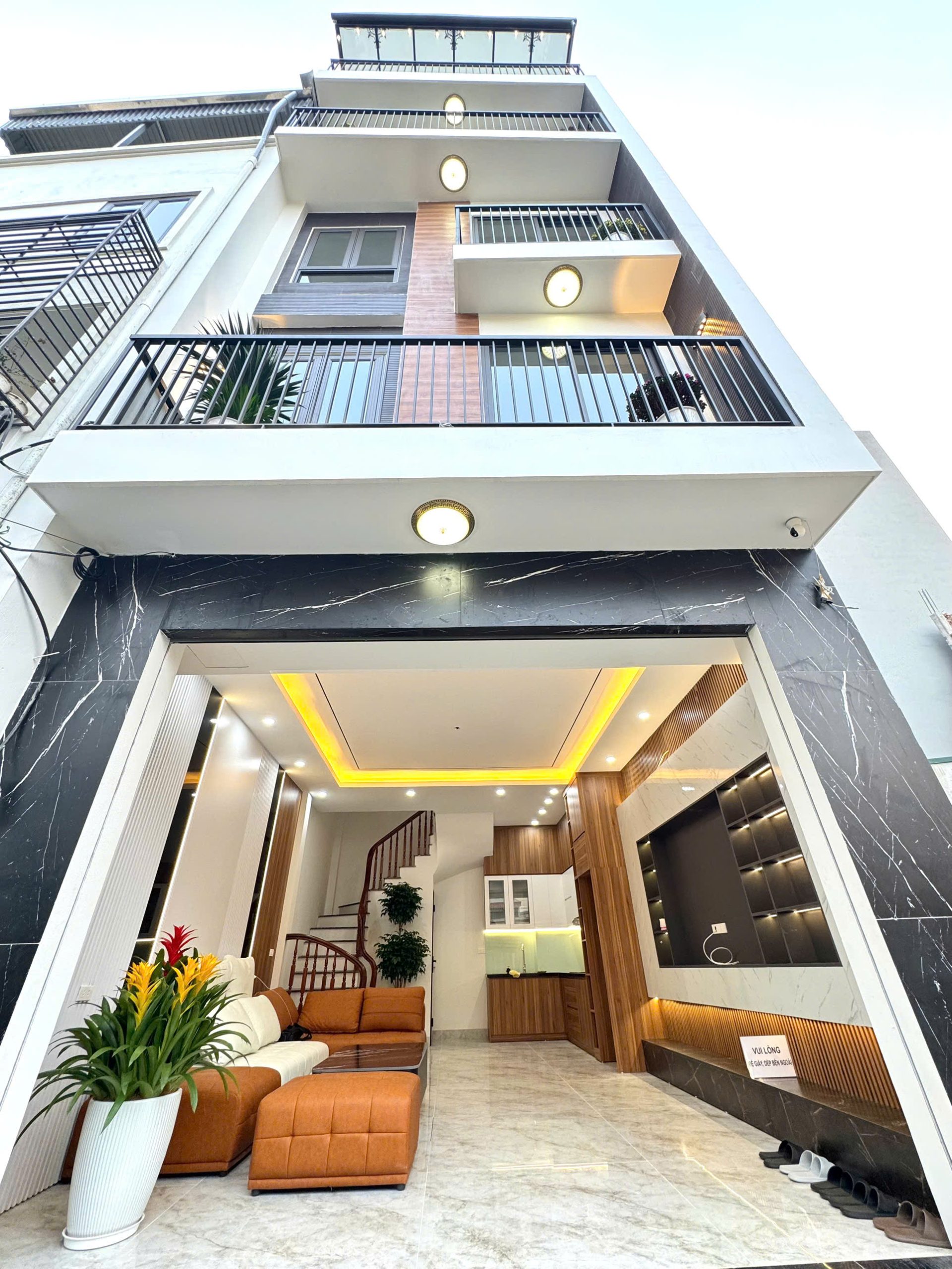 BÁN NHÀ 5 TẦNG FULL NỘI THẤT- Ô TÔ ĐỖ CỬA 39m2 X 7.6 tỷ.Phúc Lợi-Long Biên.