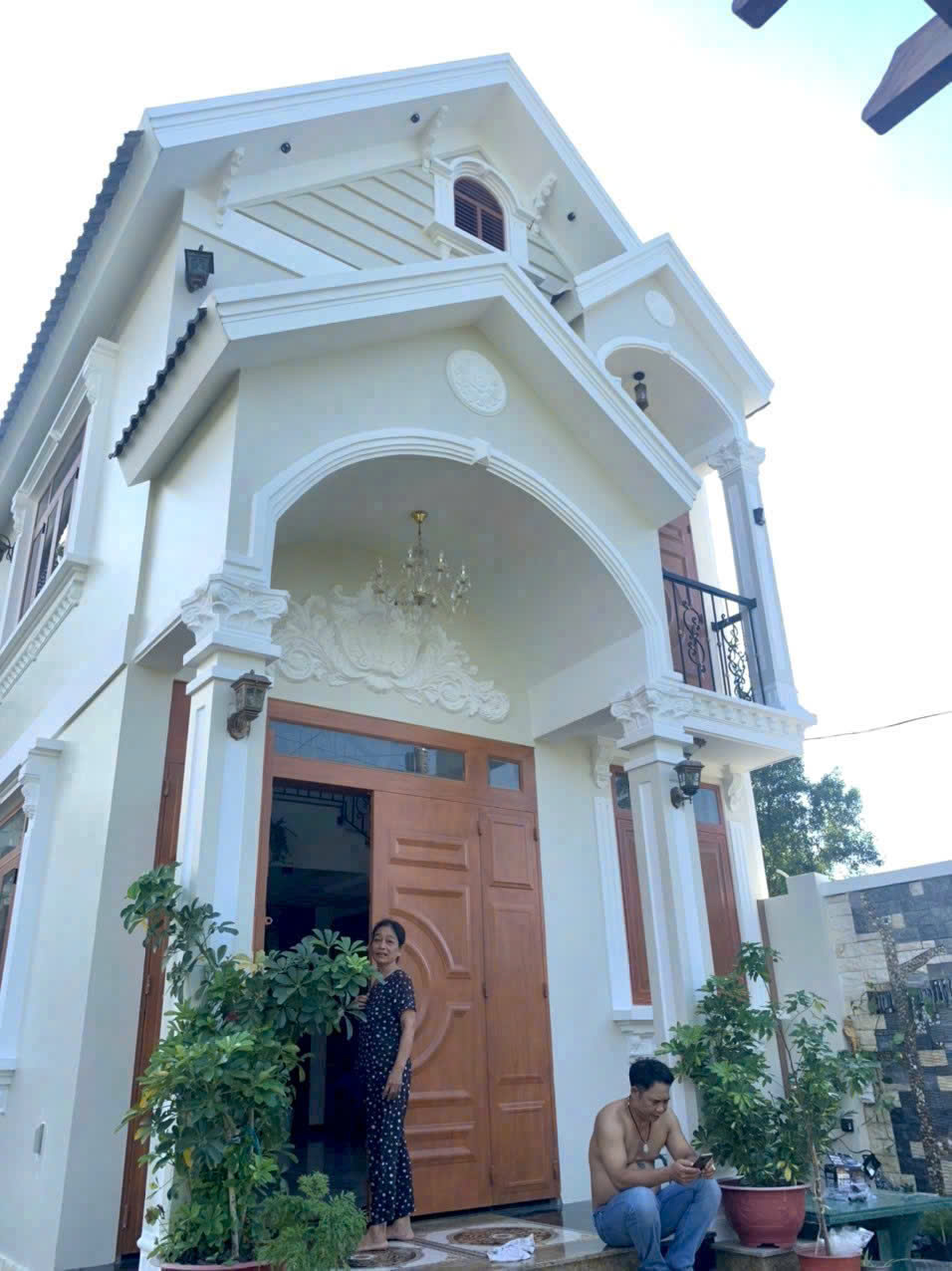 Bán biệt thự đẹp // tỉnh lộ 8 , xã Hòa Phú dt 208m2 full thổ , 1 lầu 3pn , 4wc giá giảm còn 5 tỷ