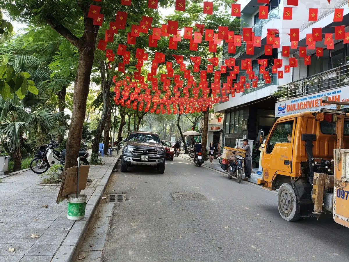 Mặt phố Trịnh Công Sơn 120m2 lô góc, mặt tiền 5.5m view Hồ kinh doanh đỉnh giá 85 tỷ