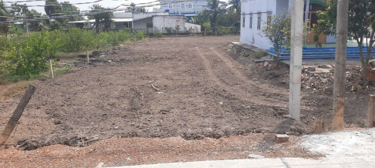 Bán đất mt đường beton liên ấp 5-6 xã Bình Đức dt 741m2 ( 200m2 thổ cư ) giá 1,75 tỷ