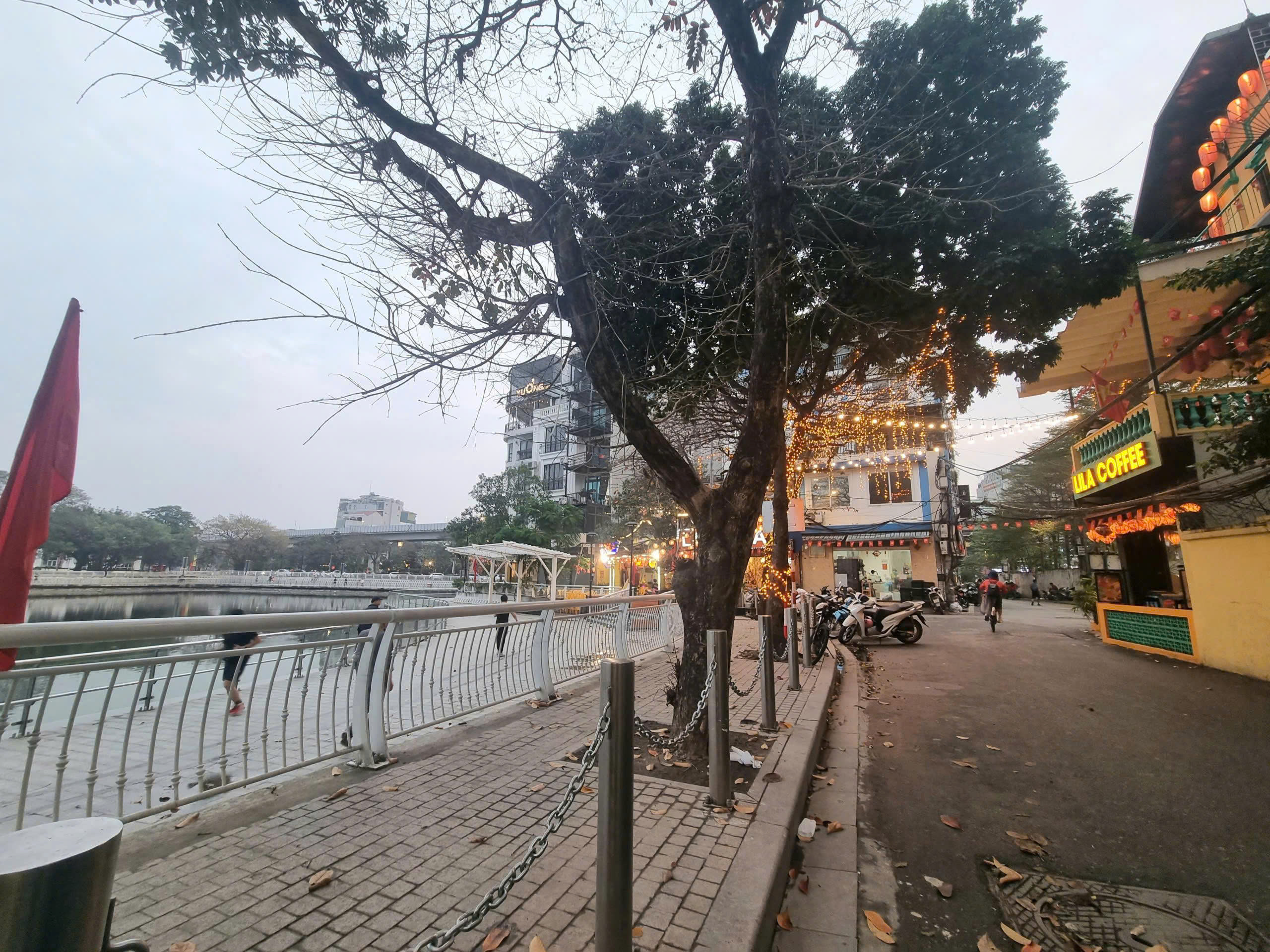 Hiếm phố Mai Anh Tuấn 80m2, 4 tầng, mặt tiền 6m sân cực rộng 3 ô tô tránh cận kề Hồ