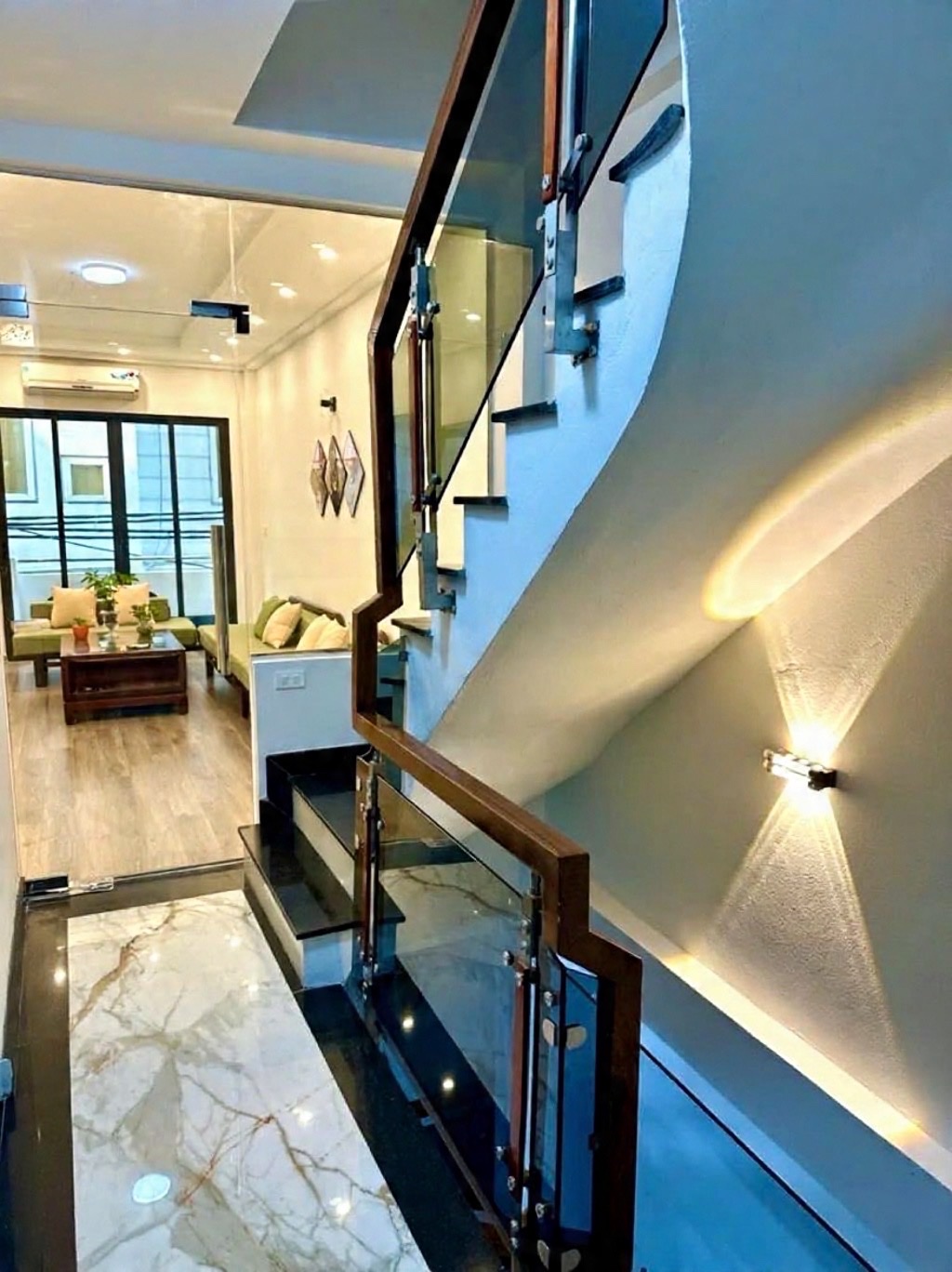 phố ngọc hà DT 48m x 5 tầng 18 tỷ.ô tô đỗ cửa,dân xây mới,ngõ thông