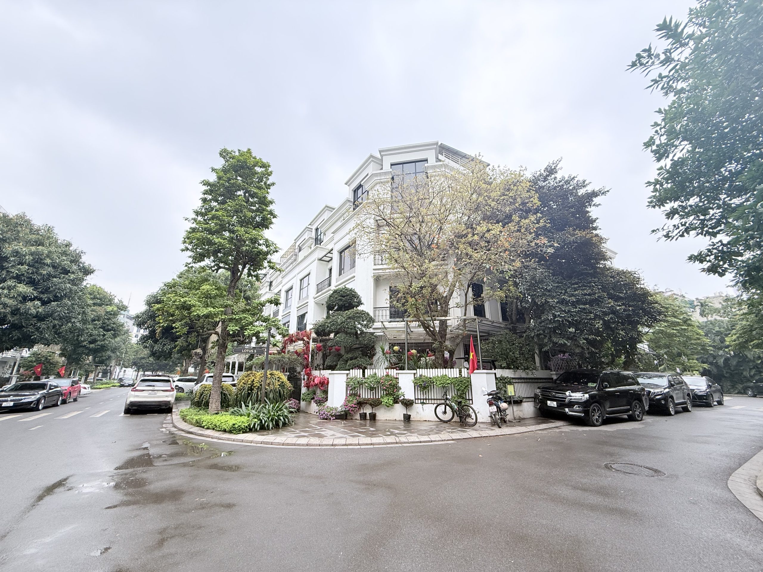 Bom tấn shophouse Vinhome Gardenni a Hàm Nghi, lô góc 2 mặt tiền. 195m x 5t, mt 26m. Giá 76 tỷ TL.