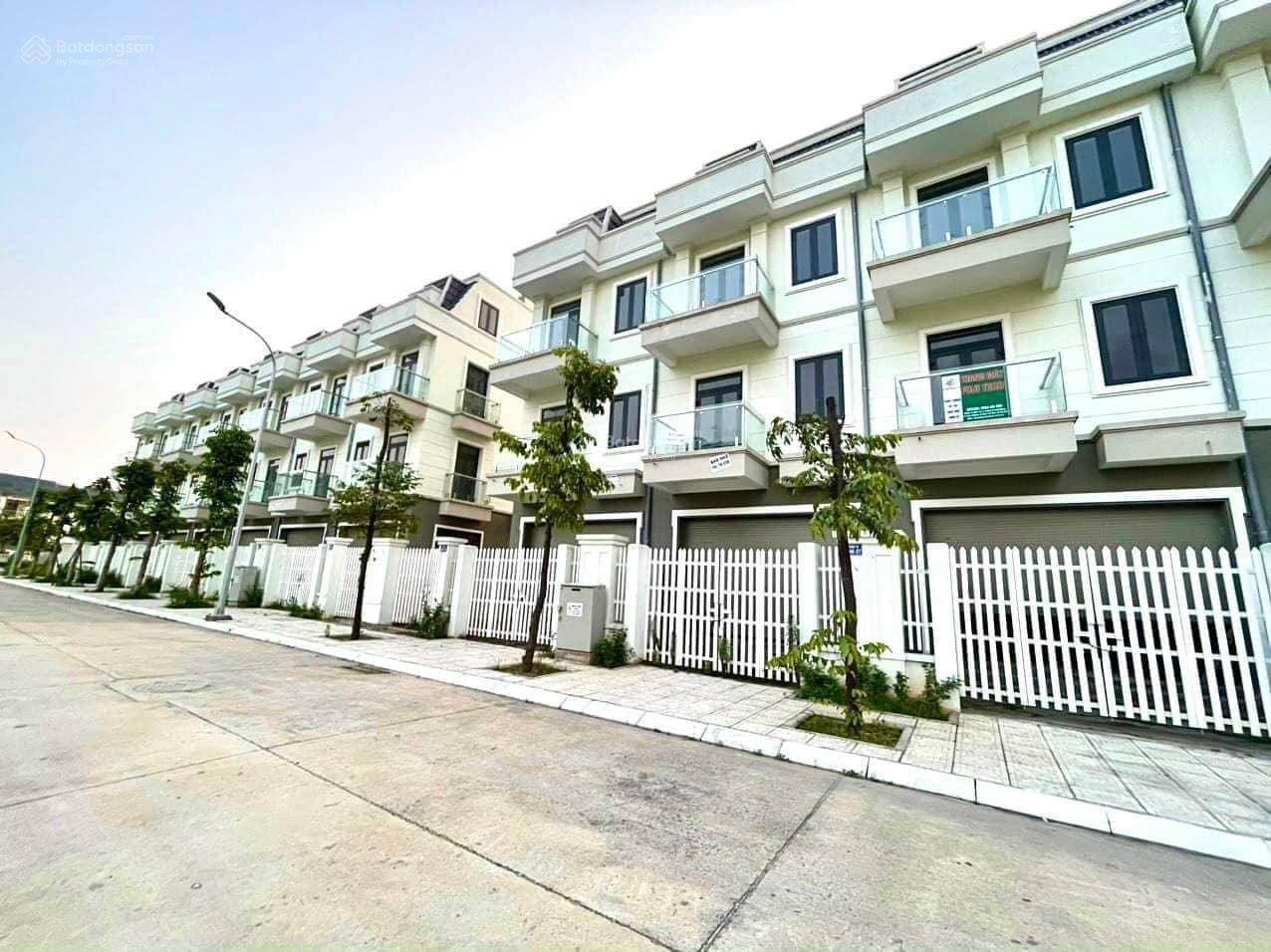 Chính chủ cần bán nhanh nhà liền kề ô góc C9 Geleximco - Lê Trọng Tấn trục chính cổng số 1