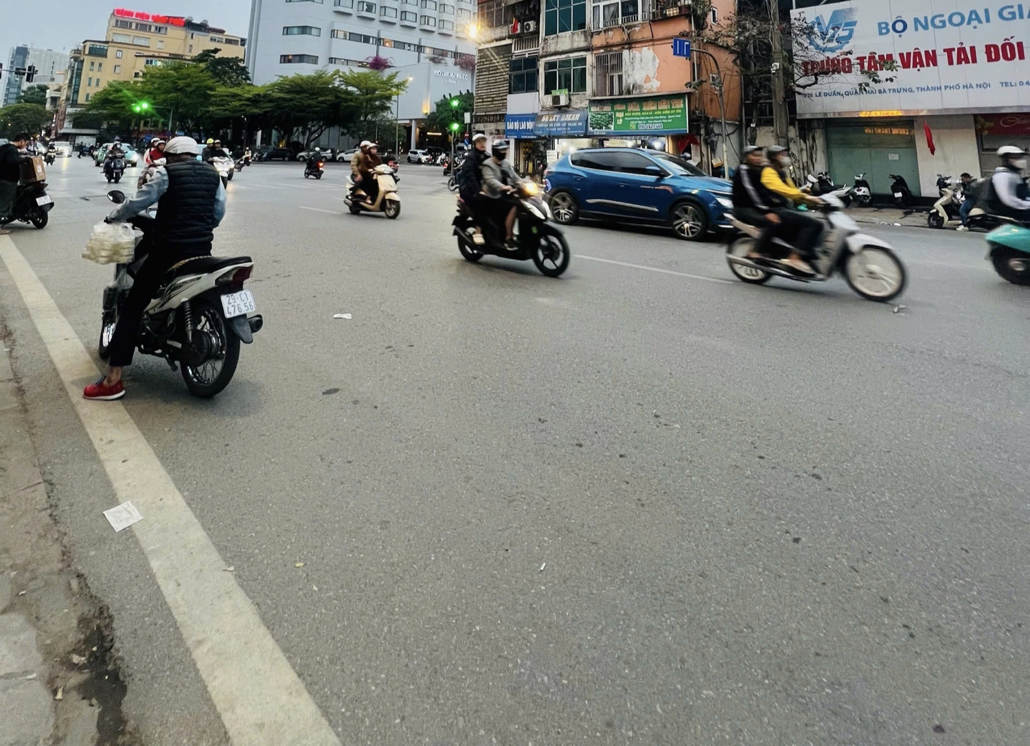 MẶT PHỐ LÊ DUẨN - VỈA HÈ - KINH DOANH NGÀY ĐÊM