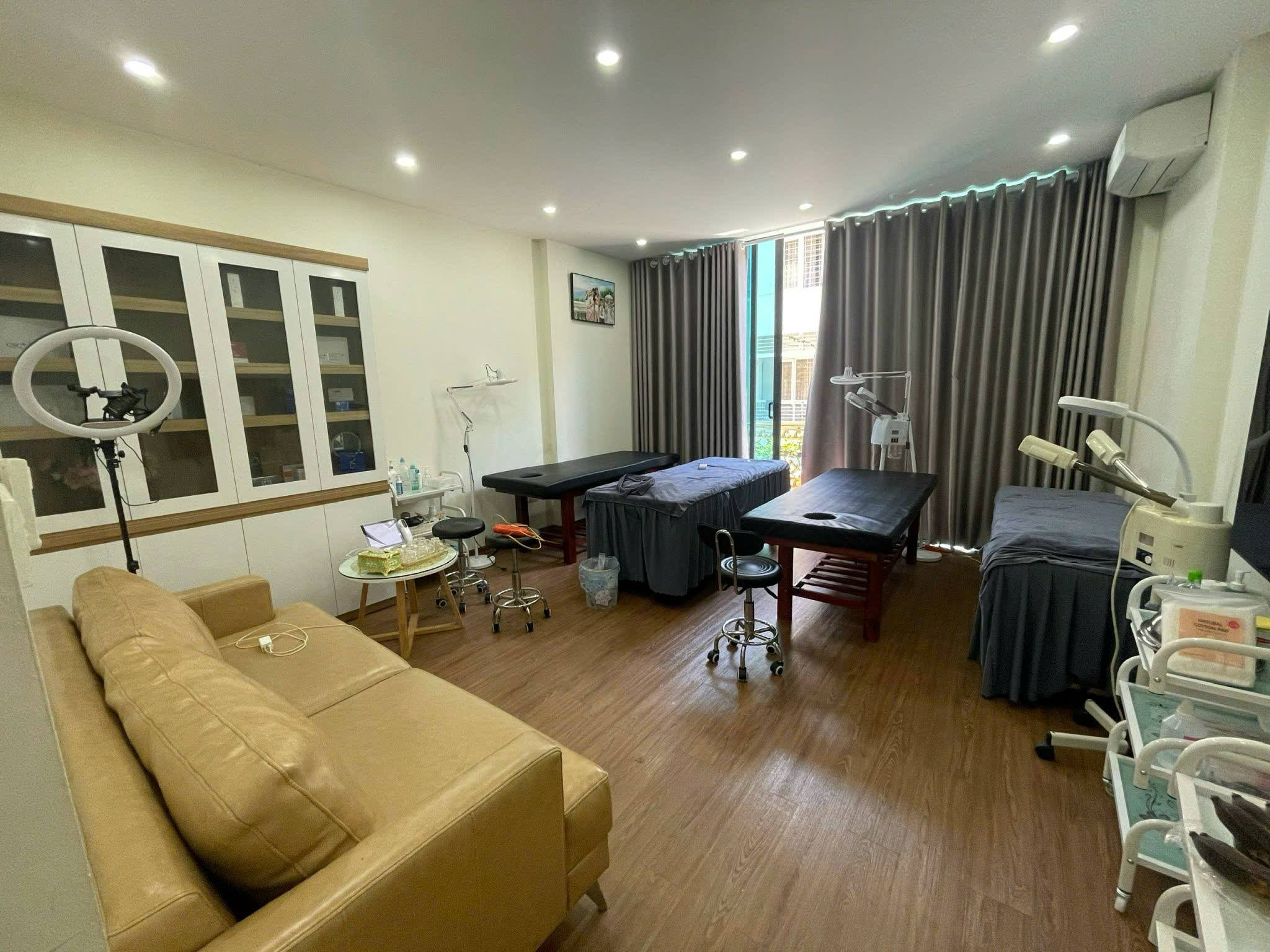 Nhà mới bán! Bán nhà Lê Văn Hưu, 85m2, 4 tầng, mặt tiền 4m, 46.5 tỷ, ô tô, dòng tiền 40 tr/ tháng